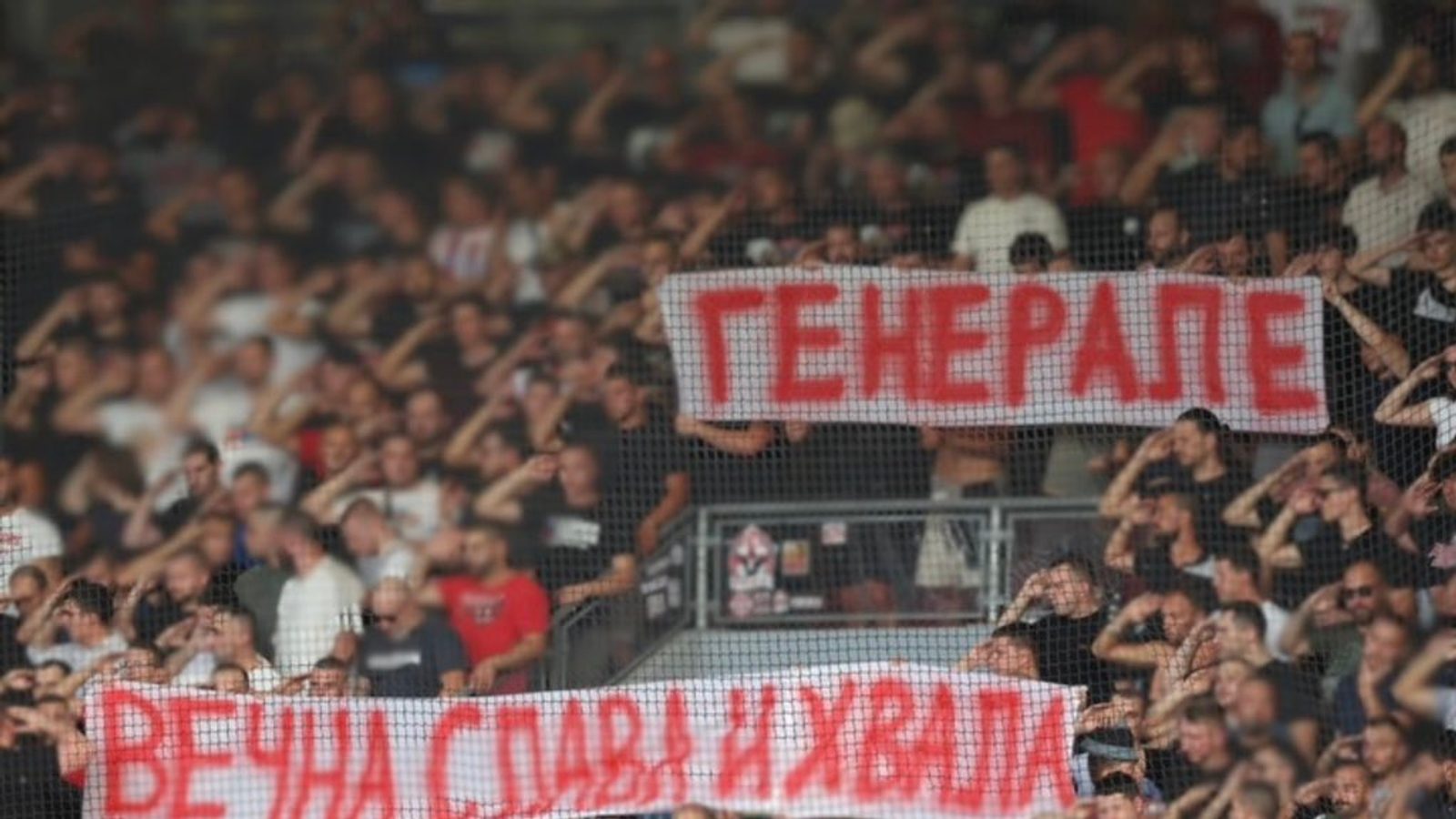 УЕФА отвори дисциплинска постапка против Црвена звезда за транспарент во чест на Ратко Младиќ