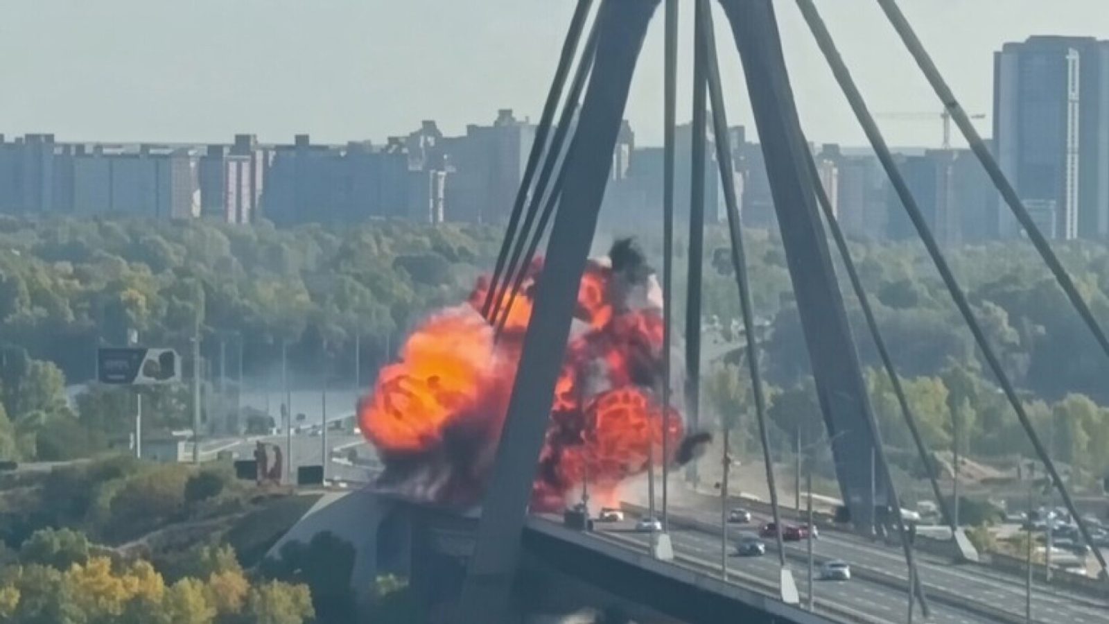 Украина подготвува план Б за мостовите во Киев: понтонски премини, насипи и можен тунел