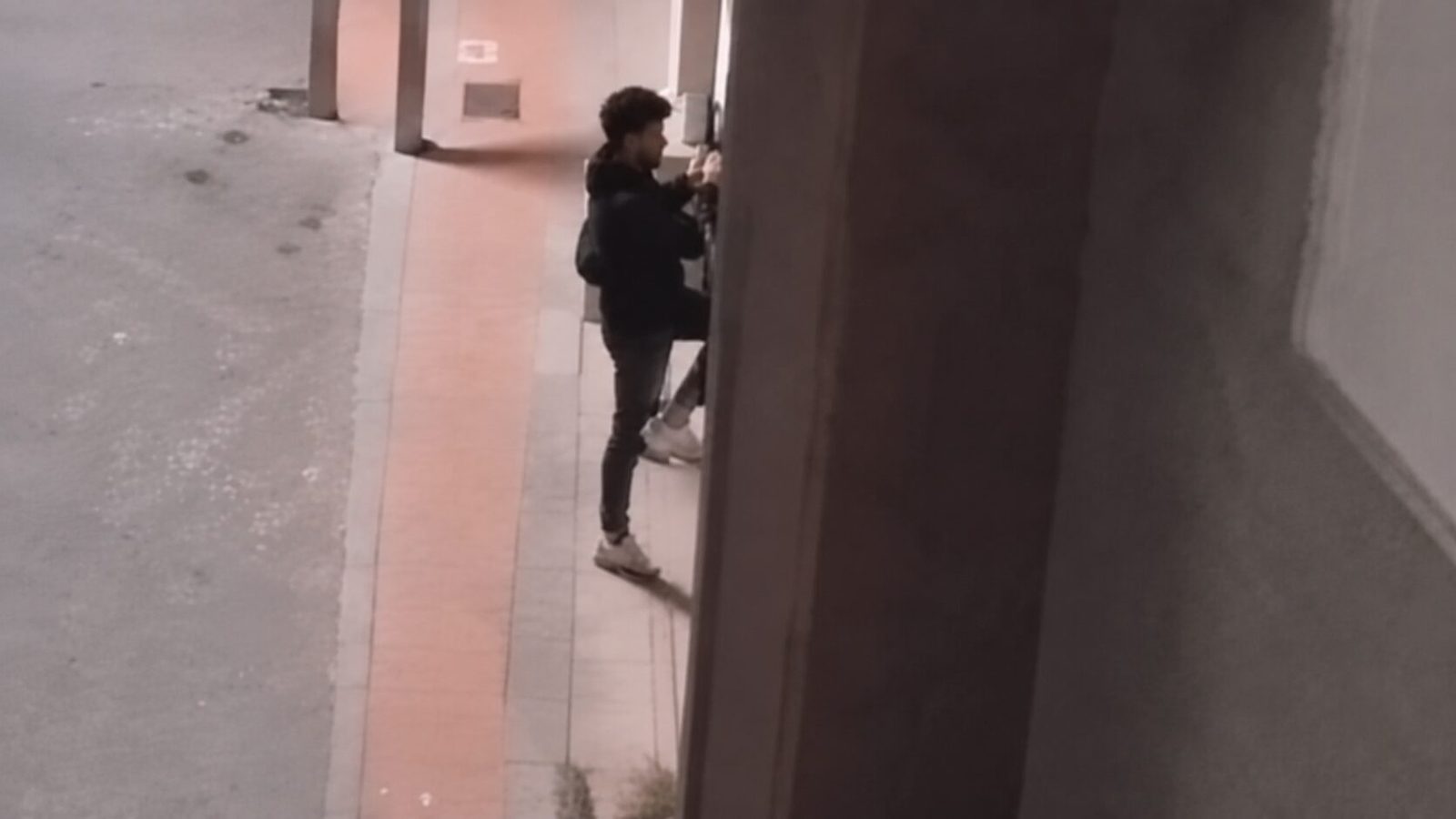Вирално видео ја вознемири Шпанија — тврдењата за провали не се потврдени