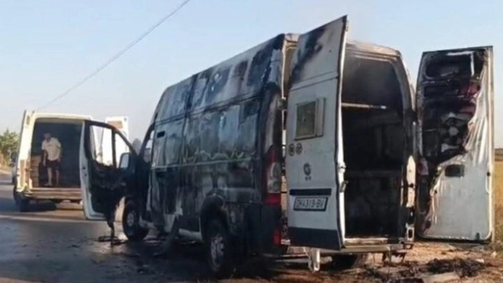 Во близина на Лушња се запали комбе со македонски таблици — повеќе од половина од пилињата угинаа