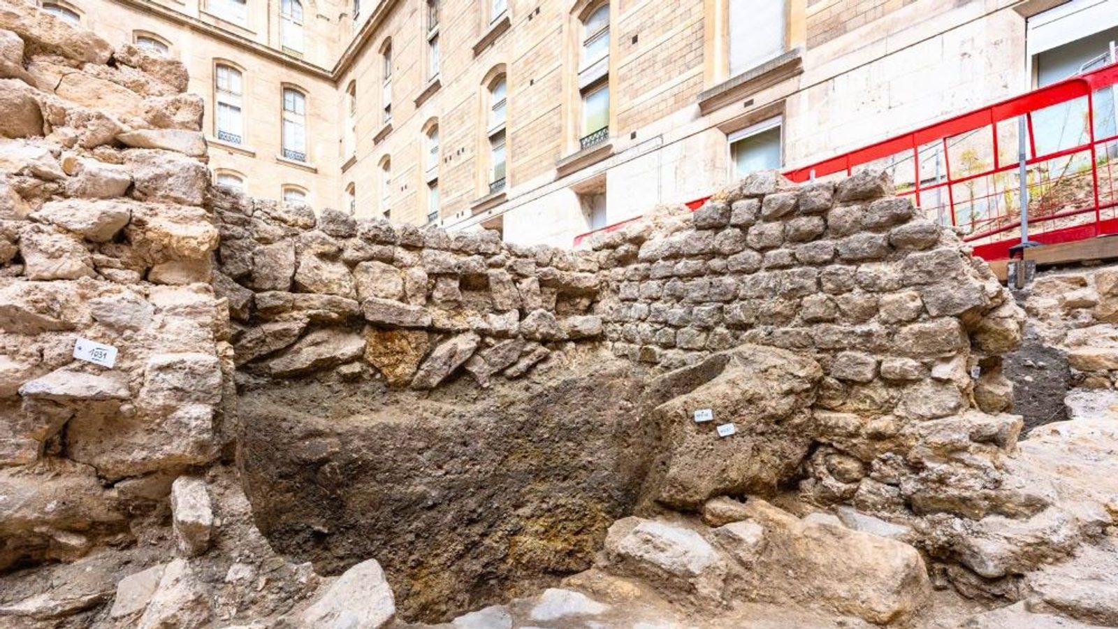 Во центарот на Париз пронајден 20‑метарски антички ѕид од Лутеција