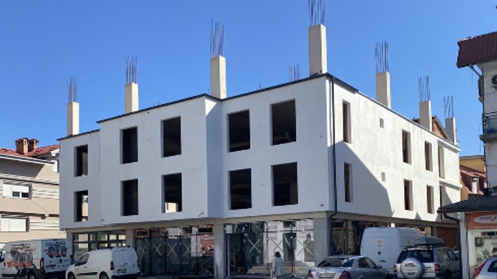 Commercial building erected in central Struga instead of planned parking garage