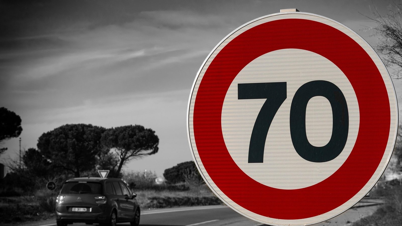 Во Грција можете да добиете казна од 30 евра за премногу бавно возење