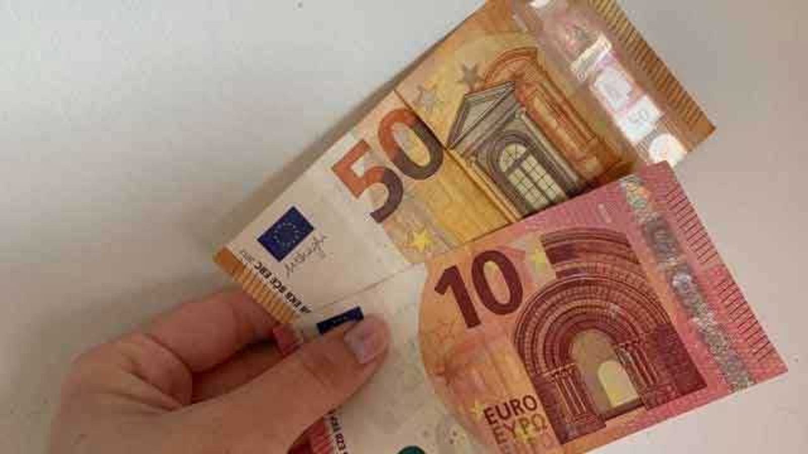 Во Србија почнаа преговорите за минимална плата за 2027 година: предлог за зголемување од 50 евра