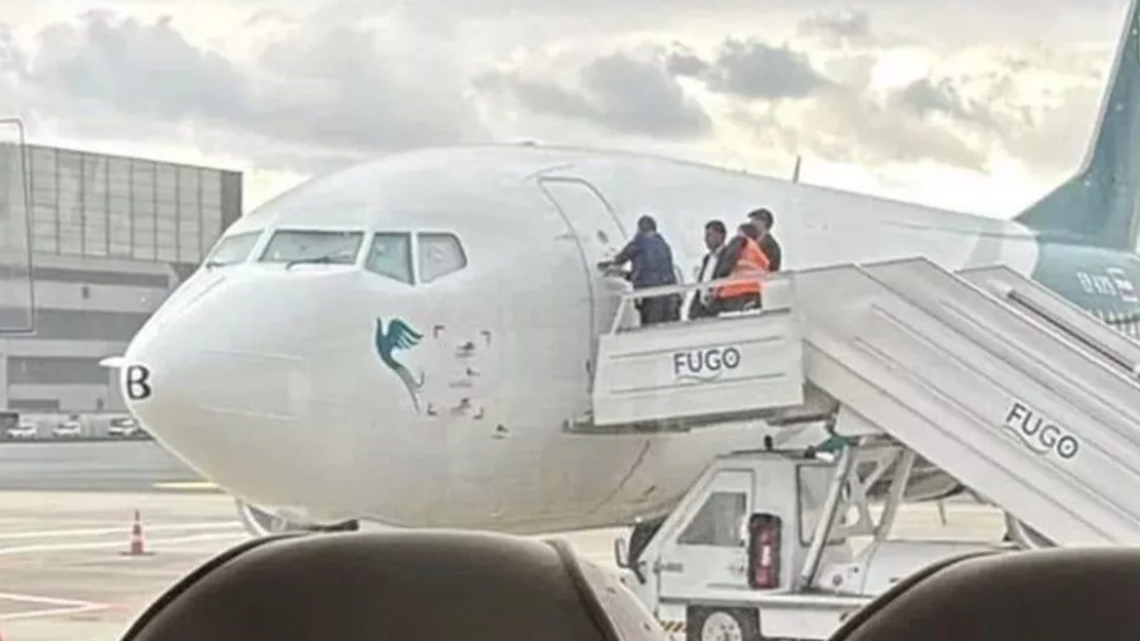 Запленет Боинг 737 на Каспијан ерлајнс на аеродромот во Истанбул