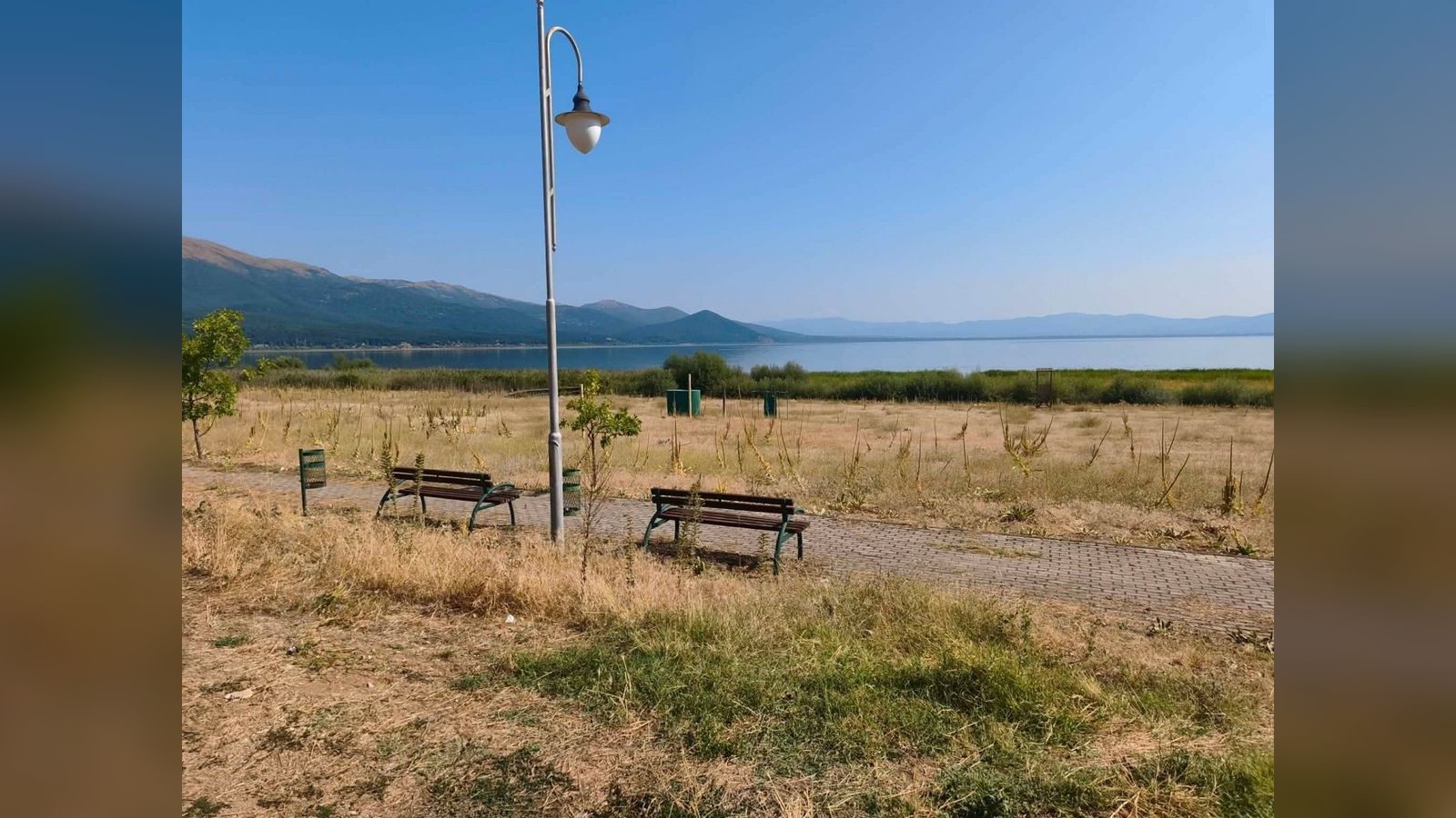 Запуштена плажа во Стење — мештаните сами ја расчистуваат и бараат основно одржување