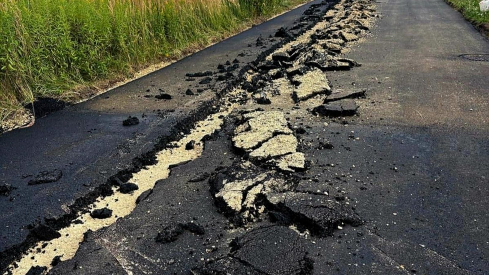 Земјоделец со трактор изора дел од новоасфалтиран пат во Гливице
