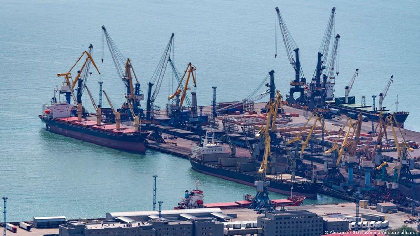 Зошто Украина ги засилува ударите врз руските пристаништа на Црното Море?
