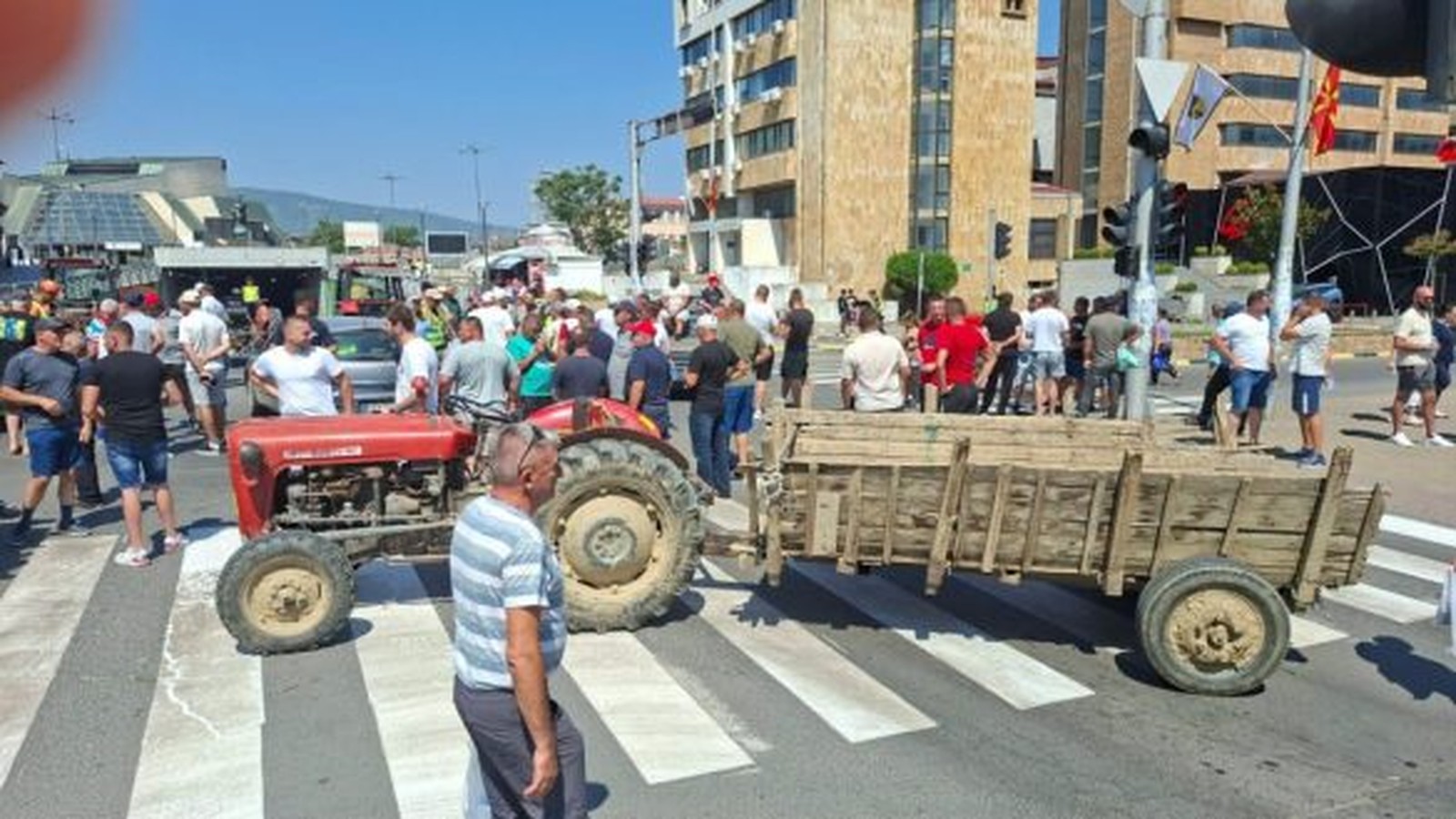 Трактори во центарот на Струмица: 25 денари за ајварката, а министерот не дојде на протестот
